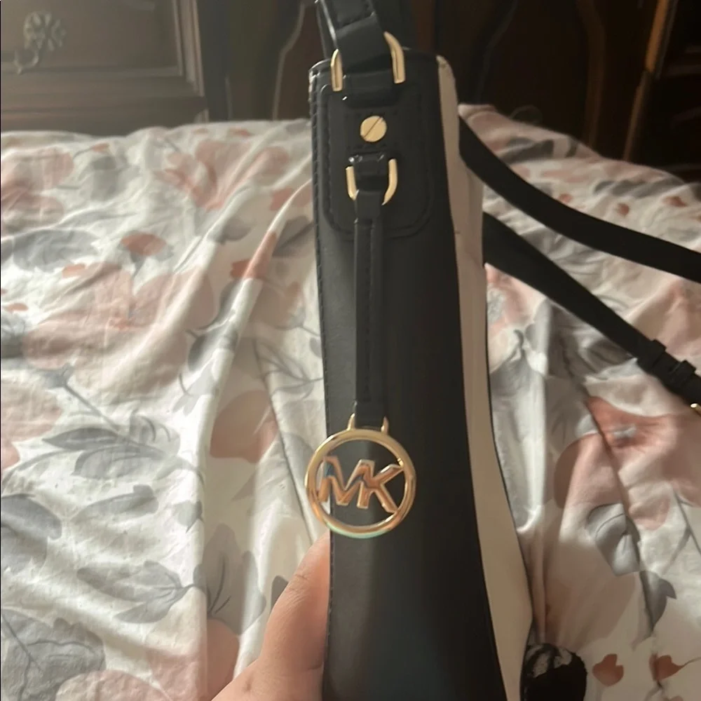 Michael Kors Cream and Black Crossbody Bag with Minimalist Design - Picture 3 of 4